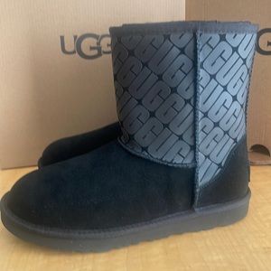 Ugg kid’s Classic Short Ugg Logo Boot